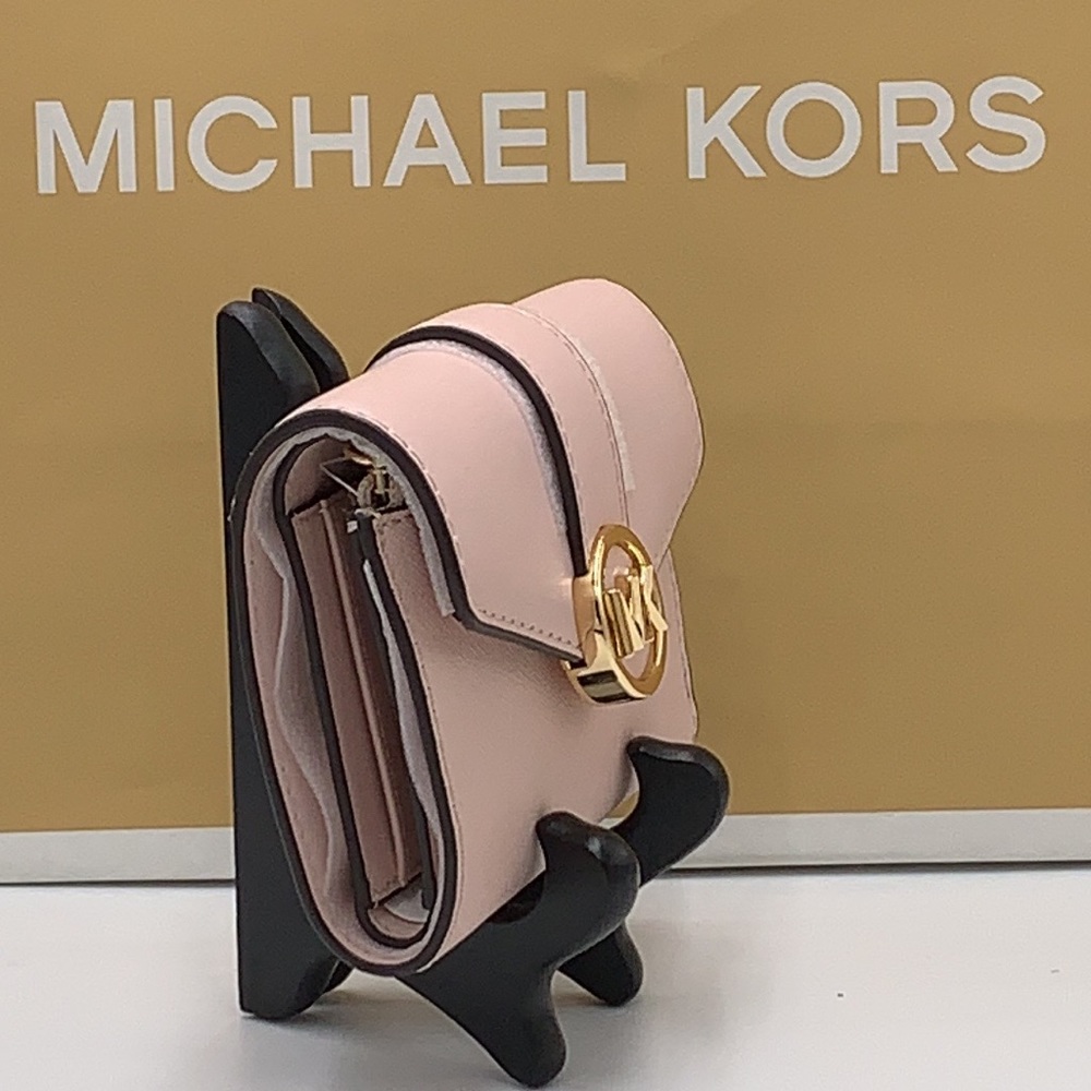 MICHAEL KORS
Carmen Medium Faux Leather Wallet
POWDER BLUSH COLOR - Picture 3 of 11